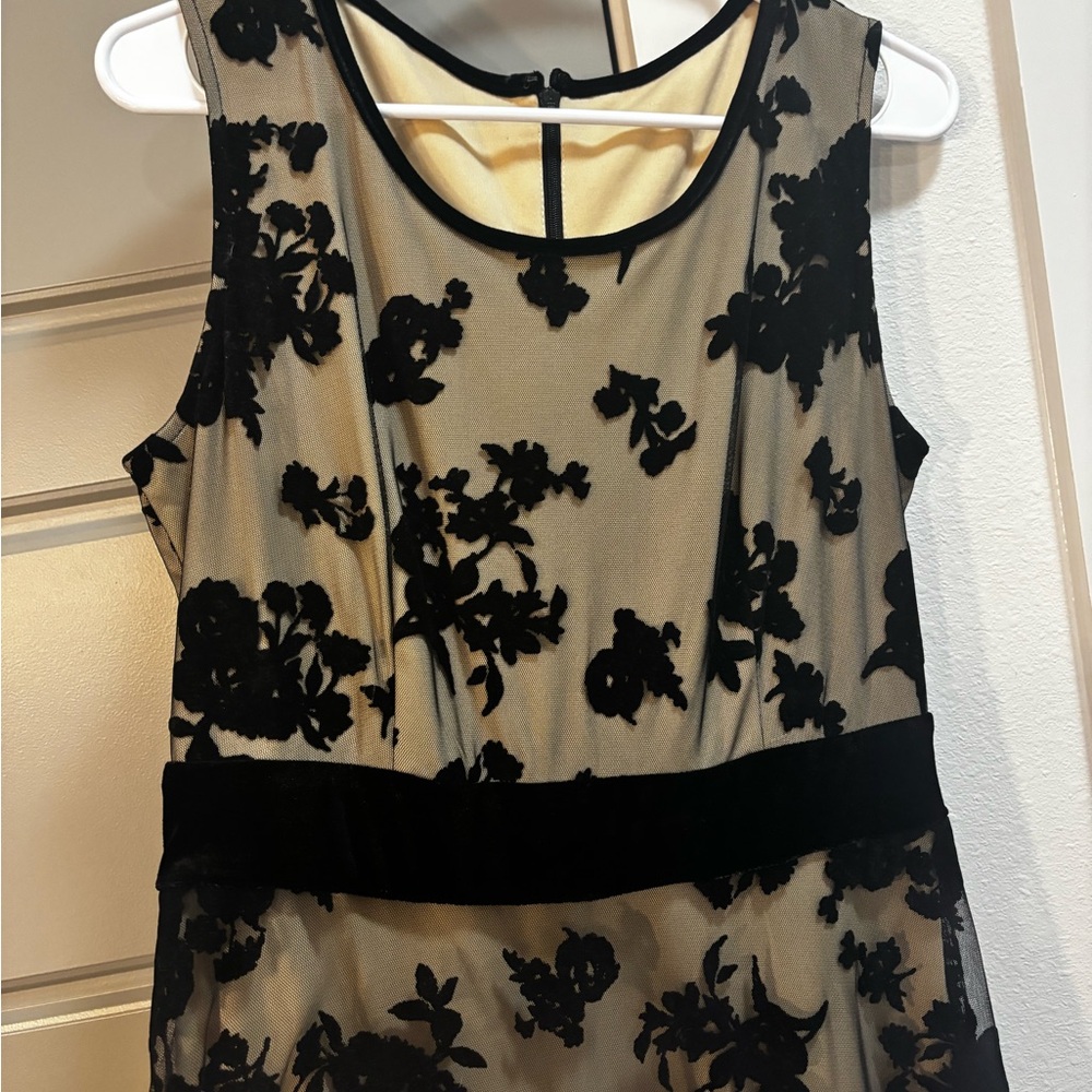 Elegant Black Floral Dress - Picture 6 of 8